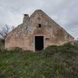 Ci avviciniamo dinanzi alla facciata triangolare della prima costruzione, chiaramente segnata dal passare del tempo e assediata dalla vegetazione spontanea
